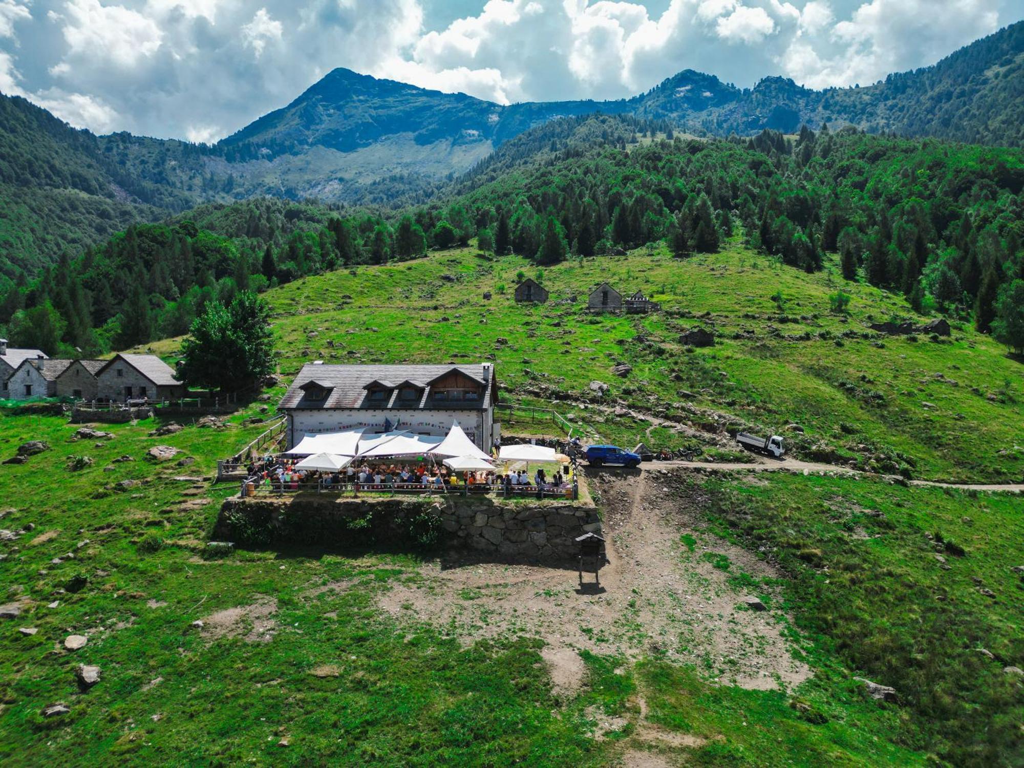 Rifugio Parpinasca Hostel Trontano ภายนอก รูปภาพ